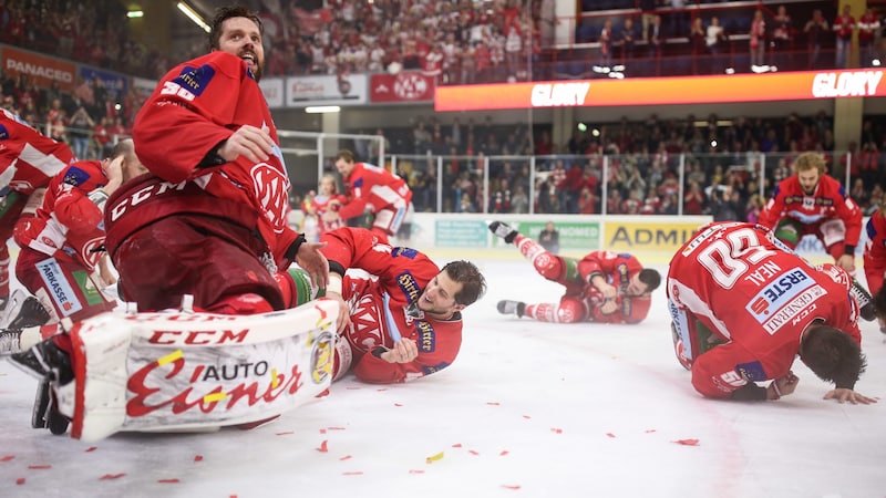 So purzelten die KAC-Cracks nach dem Siegestor zum 3:2 von Adam Comrie gegen Wien über das Eis. (Bild: GEPA pictures)