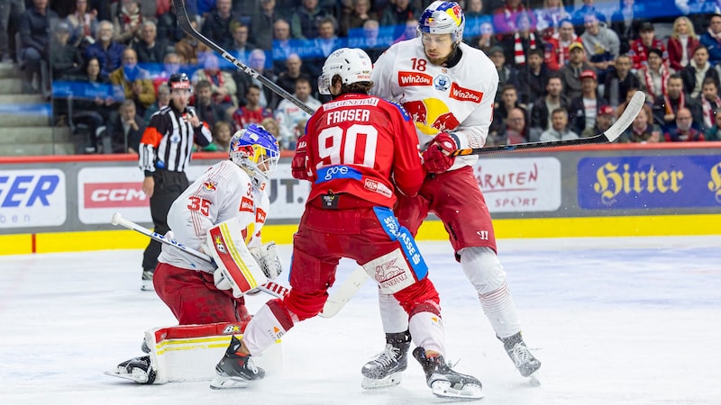 KAC-Stürmer Matt Fraser im Zweikampf mit Salzburg-Verteidiger Paul Stapelfeldt. (Bild: GEPA pictures)