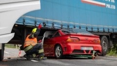 Die Rettungskräfte konnten es nicht glauben, dass die beiden Burschen das völlig zerstörte Auto selbstständig verlassen konnten. (Bild: TEAM FOTOKERSCHI / BAYER)