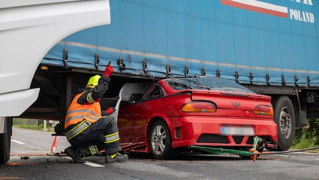 Die Rettungskräfte konnten es nicht glauben, dass die beiden Burschen das völlig zerstörte Auto selbstständig verlassen konnten. (Bild: TEAM FOTOKERSCHI / BAYER)