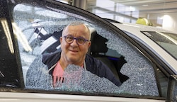 Auch das Taxi des Salzburger Chauffeurs Reinhard Feichtner wurde schwer beschädigt (Bild: Tschepp Markus)