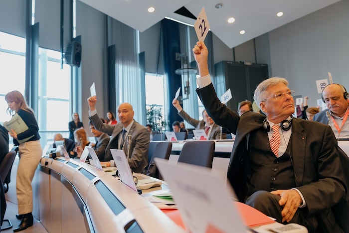 Die österreichische Delegation, darunter Kaiser, sprach sich für die Herabsetzung des ...