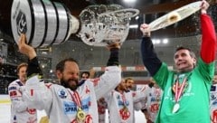 Der KAC (2021 mit Tommy Koch) und Rapid (2008 mit Ex-Meistermacher Peter Pacult) sind aktuell mit 32 Titeln gleichauf als Rekordmeister. (Bild: GEPA Pictures)