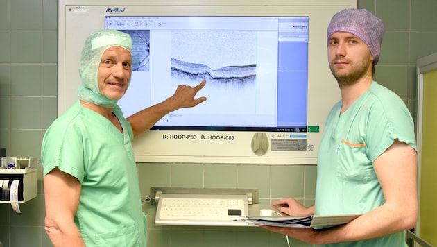 Andreas Kölbl (balra), aki tavalyig a Horn Regionális Kórház szemész főorvosa volt, fiatal orvosokat is képez, például Rudolf Winklhofer asszisztens orvost, amikor nyugdíjba megy. (Bild: LGA NÖ)