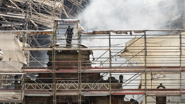 On Thursday, the façade of the historic stock exchange in Copenhagen collapsed. A fire had previously destroyed large parts of it. (Bild: AP/Ritzau Scanpix)