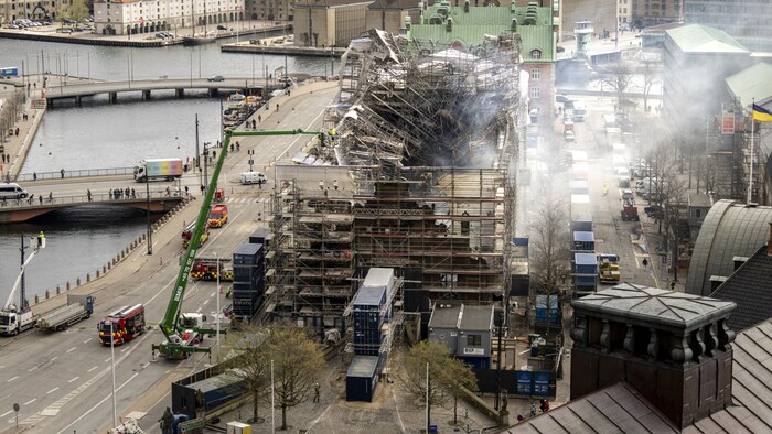 Die Straßen rund um das Gebäude sollen noch bis Montag gesperrt bleiben.