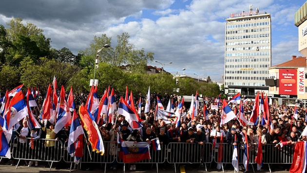Serbische und russische Flaggen wurden während der Proteste in Banja Luka geschwenkt. (Bild: APA/AFP/ELVIS BARUKCIC)
