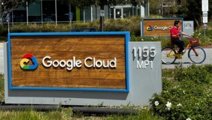 Die Aktivisten hatten mehrere Stunden lang wegen eines angeblichen Vertrags mit der israelischen Regierung das Büro eines Google-Managers besetzt. (Bild: AP)