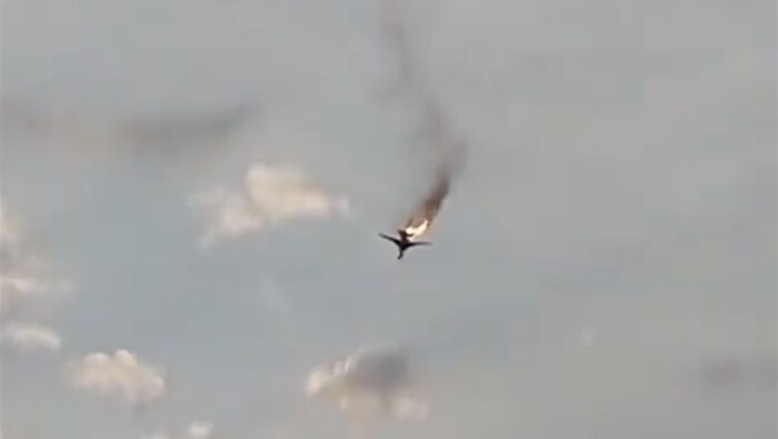 Das Bombenflugzeug stürzte brennend ab.