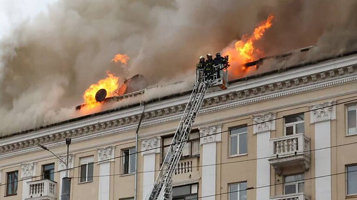 Feuerwehrleute sind nach einem russischen Raketenangriff auf Dnipro im Einsatz.