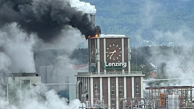 Thick clouds of smoke over the factory premises (Bild: KK)