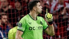 Emiliano Martinez sah für diese Geste im Elfmeterschießen seine zweite Gelbe Karte, durfte aber weiterspielen. (Bild: APA/AFP/Sameer Al-DOUMY)