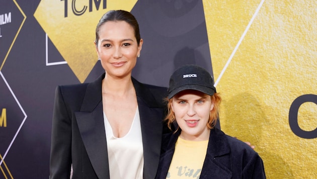 Emma Heming-Willis and Tallulah Willis stood in for Bruce, who suffers from dementia, at the "Pulp Fiction" reunion. (Bild: APA/Getty Images via AFP/GETTY IMAGES/Presley Ann)