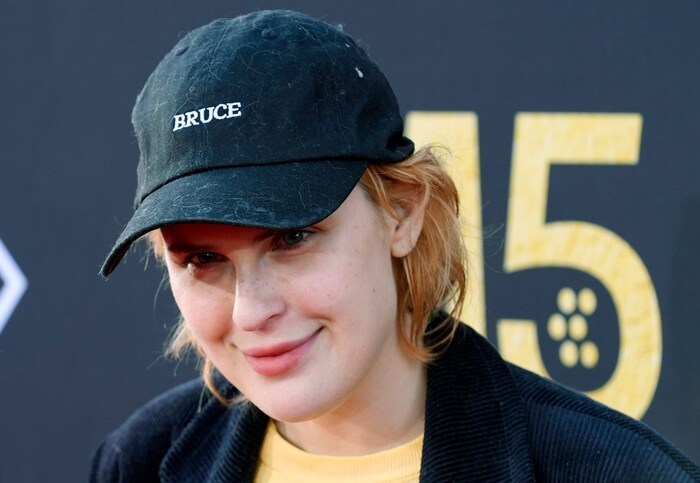 Tallulah Willis ehrte ihren Papa Bruce Willis mit einer „Bruce“-Cap.