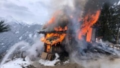 Der zu einem Freizeitwohnsitz umgebaute Stall wurde ein Raub der Flammen. (Bild: zoom.tirol)