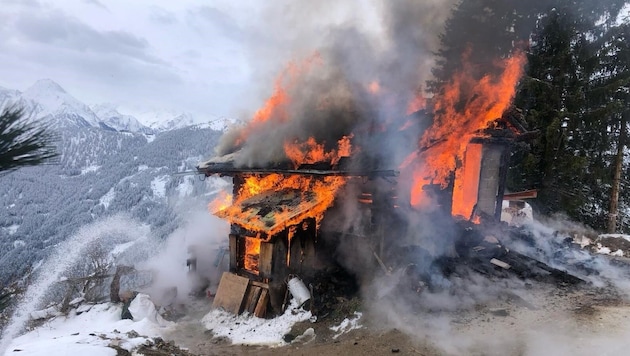 Der zu einem Freizeitwohnsitz umgebaute Stall wurde ein Raub der Flammen. (Bild: zoom.tirol)