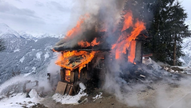 A kunyhót elborították a lángok. (Bild: zoom.tirol)