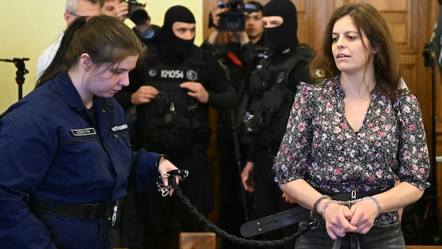 Ilaria Salis olasz baloldali aktivista (jobbra) a budapesti bíróságon márciusban. (Bild: APA/AFP/Attila KISBENEDEK)