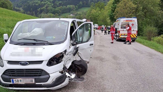 İçinde altı kişinin bulunduğu minibüs ağır hasar gördü. (Bild: DOKU-NÖ/Hofmarcher/Fahrnberger)