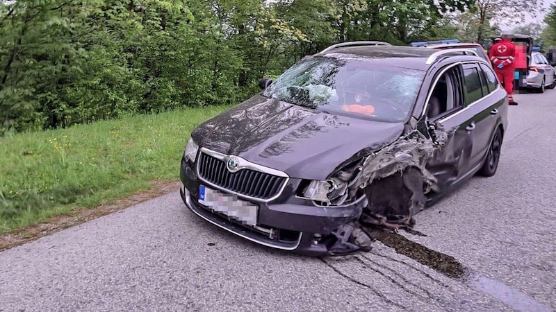 Das Rad des Kombis wurde bei dem Crash komplett herausgerissen. (Bild: DOKU-NÖ/Hofmarcher/Fahrnberger)