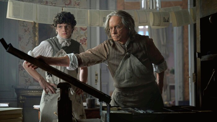 Benjamin Franklin (Douglas) nimmt Enkelsohn Temple (Noah Jupe) unter seine Fittiche und mit nach ...