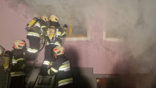 A mentőszolgálat kiérkezésekor fennállt a veszélye annak, hogy a tűz átterjed a lakóház felső emeletére. (Bild: Freiwillige Feuerwehr Götzendorf)