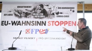 EU-Spitzenkandidat Harald Vilimsky vor dem Plakat der FPÖ (Bild: APA/Robert Jäger)
