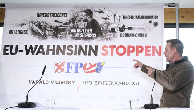 Harald Vilimsky, az EU csúcsjelöltje az FPÖ plakátja előtt. (Bild: APA/Robert Jäger)