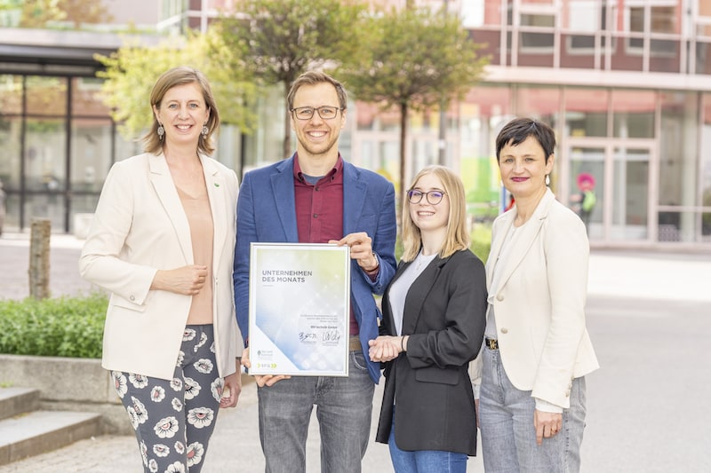 Wirtschaftslandesrätin Barbara Eibinger-Miedl, Michael Sack (RH-Technik), Carina Augsten (RH-Technik) und Gerlinde Siml (SFG) bei der Urkundenvergabe (v. l. n. r.). (Bild: SFG/Oliver Wolf)