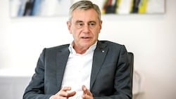 „Es ist schade, dass die Details, wie diese Förderung durchgeführt wird, noch immer nicht fix und bekannt sind“, sagt Heinrich Schaller, Generaldirektor der Raiffeisenlandesbank Oberösterreich. (Bild: RLB OÖ/Hermann Wakolbinger)