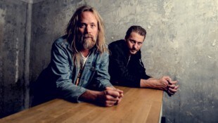 Schulfreunde, denen über die Jahre eine beachtliche Pop-Karriere gelungen ist: Joakim Sveningsson und Daniel Johansson von Friska Viljor. (Bild: Dennis Dirksen)