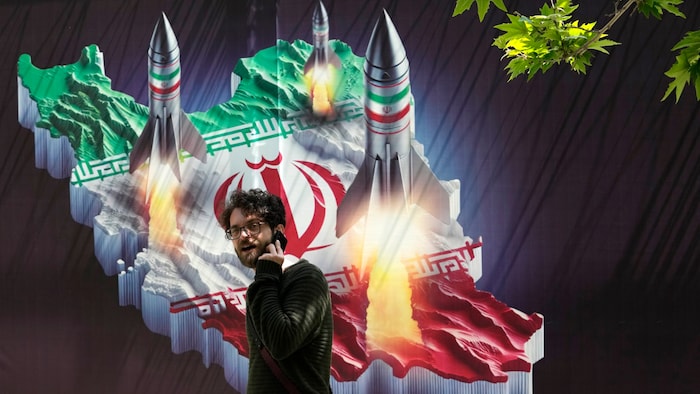 Propagandabilder in Teheran stellen den Iran als schlagkräftige Kriegsnation dar.