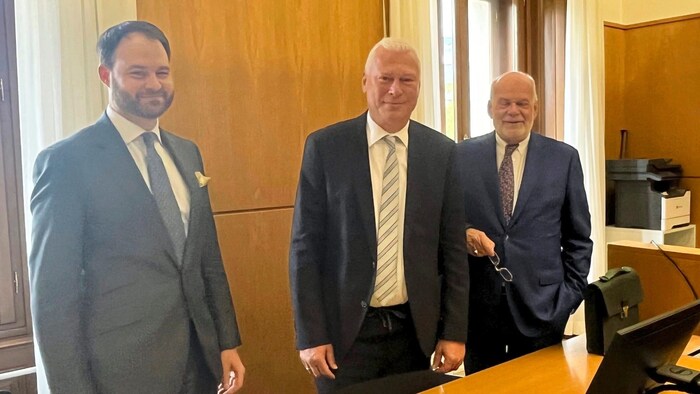 Toni Polster (Mitte) mit seinen Anwälten Alexander Hiersche und Manfred Ainedter (re.)