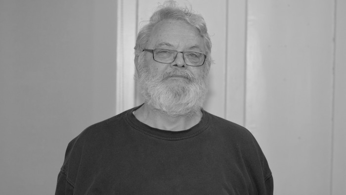 Inmitten des quirligen Theaterlebens ist für Regisseur Roland Ellensohn überraschend am 6. April ...