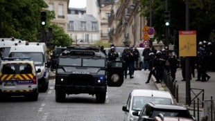 Schwer bewaffnete Polizeikräfte riegelten die Gegend rund um die iranische Botschaft ab. (Bild: REUTERS)