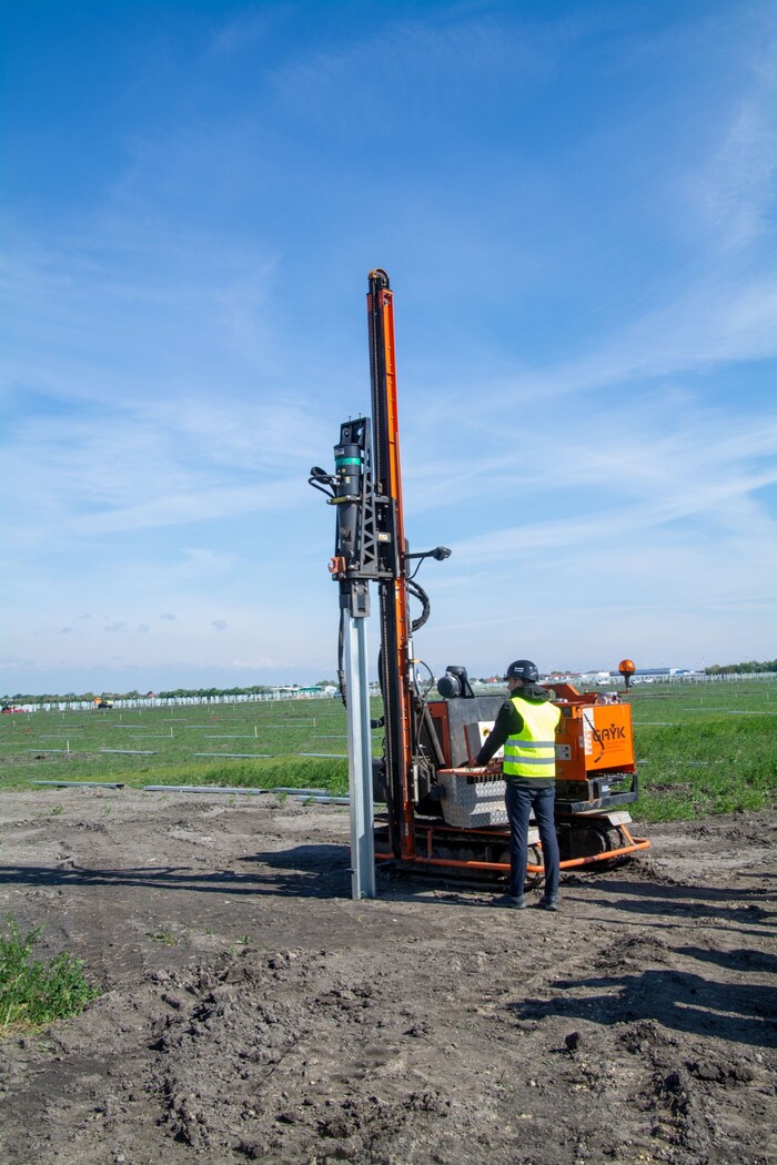 Burgenland Energie CEO Stephan Sharma gave the machine the order to ram the upright into the ...
