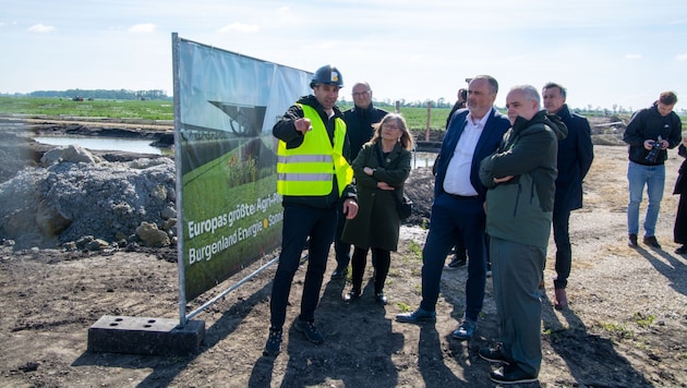 In the Sonnenpark Tadten-Wallern, the "ramming blow" for the start of construction of Europe's largest agri-PV plant was given. (Bild: Charlotte Titz)
