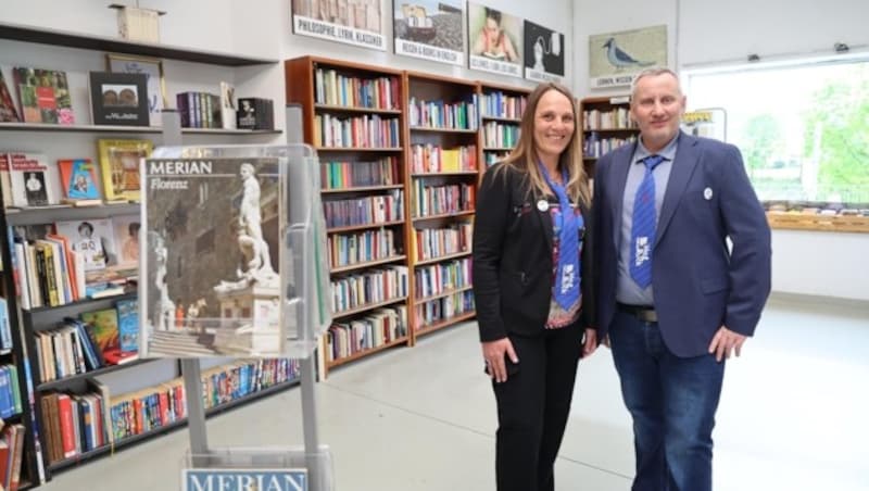 Ho&amp;Ruck managing directors Martina Wolf-Kuntner and Thomas Holzer in the well-stocked book corner. (Bild: Birbaumer Christof)