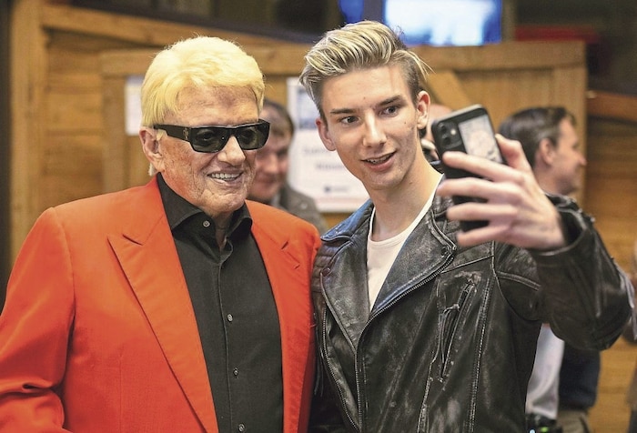Schlager-Youngster Felix bei seinem Selfie-Moment mit Kult-Star Heino.
