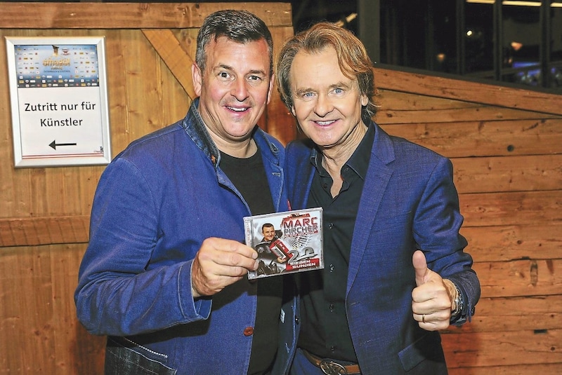 Marc Pircher (er führte perfekt durch die Show) mit Sänger und Songwriter Uwe Busse. Auf dessen Konto geht übrigens auch Pirchers Mega-Hit „Sieben Sünden“. (Bild: Pressefoto Scharinger © Daniel Scharinger)