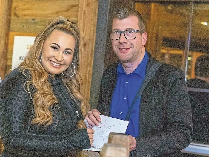 Shootingstar Adriana gab nach ihrem erfolgreichen Auftritt bei den Smagos gerne Autogramme für ...