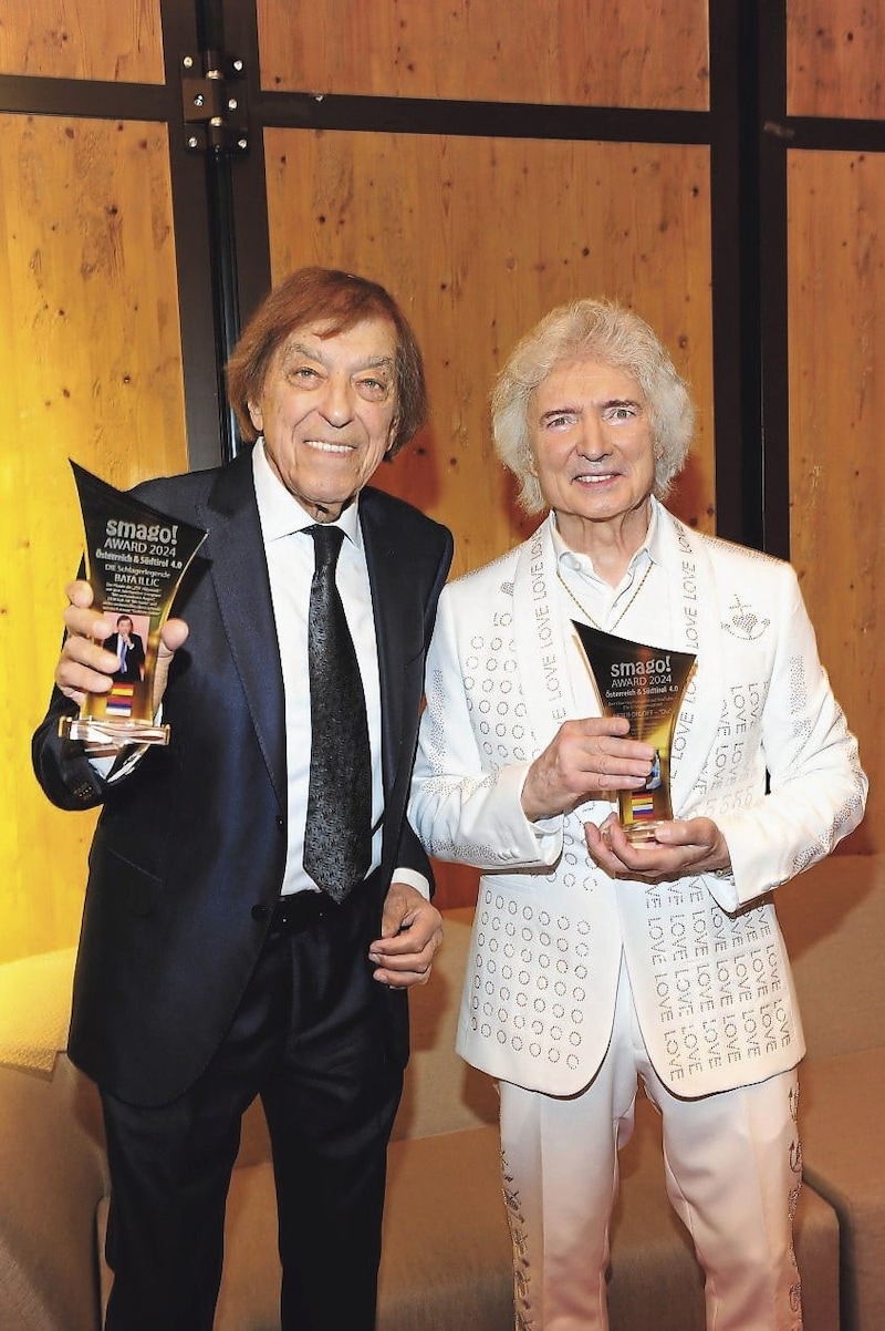 Legendentreffen im Backstagebereich: Bata Illic und Peter Orloff mit ihren Ehren-Smago-Preisen. (Bild: Pressefoto Scharinger © Daniel Scharinger)