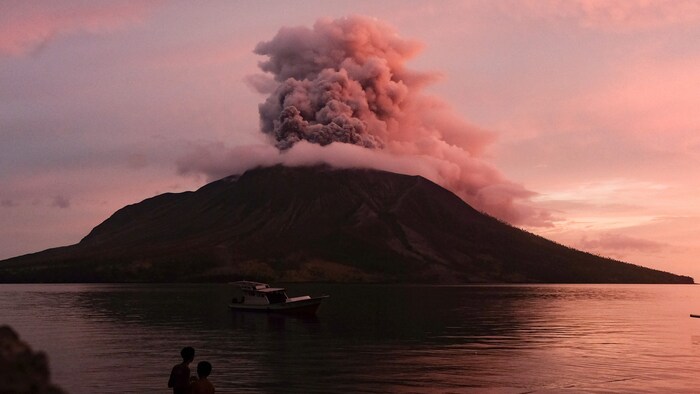 The Indonesian volcano Ruang erupted again on Friday and emitted large quantities of ash.