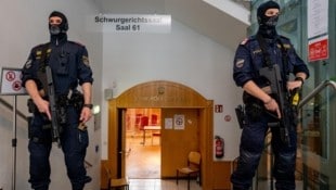 Die Prozesse wegen terroristischer Vereinigung finden im Landesgericht Linz meist im großen Schwurgerichtsaal statt und werden von der Polizei besonders gut bewacht. (Bild: Kerschbaummayr Werner)