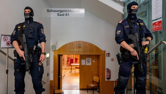 Die Prozesse wegen terroristischer Vereinigung finden im Landesgericht Linz meist im großen Schwurgerichtsaal statt und werden von der Polizei besonders gut bewacht. (Bild: Kerschbaummayr Werner)