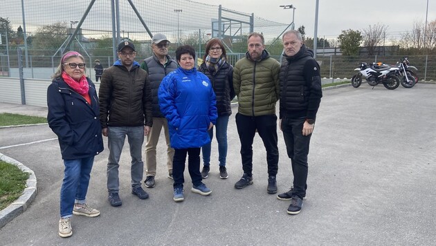 Wirbel beim Funcourt in Gföhl: Verärgerte Anrainer – mit den SPÖ-Politikern Gemeinderätin Heidi Gießrigl und Stadtrat Günter Steindl (Bild: SPÖ)