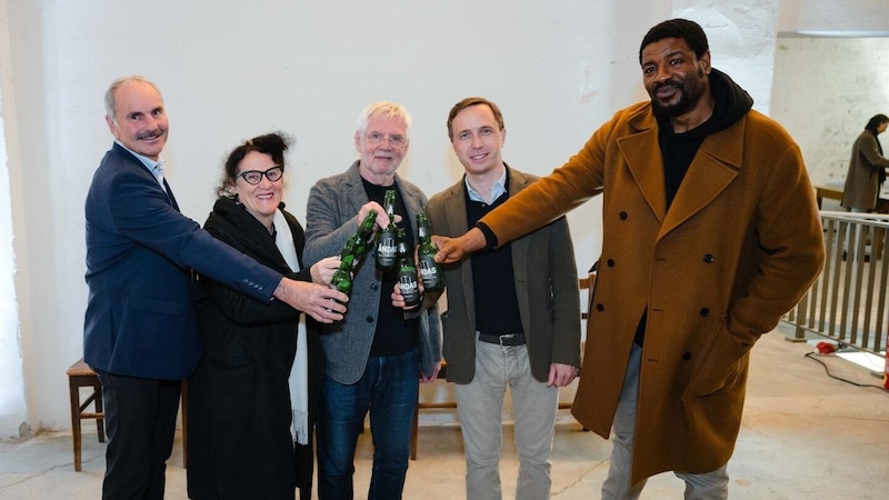 Johann Mitterlehner, Bürgermeister von Vorchdorf, Hubert Stöhr, Geschäftsführer der Privatbrauerei Eggenberg, Kurator Gottfried Hattinger, Intendantin Elisabeth Schweeger, Künstler Emeka Ogboh (Bild: Edwin Husic)