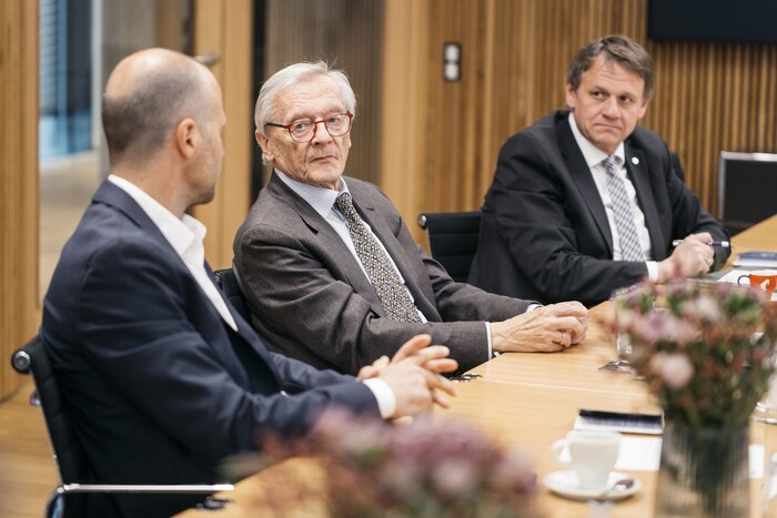 Wirtschaftsbund Başkanı Marco Tittler, Wolfgang Schüssel ve Wirtschaftsbund Direktörü Christoph ...