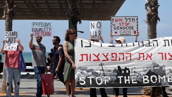 Auf Schildern forderten sie unter anderem Gleichheit, Freiheit und einen Abzug der israelischen ...