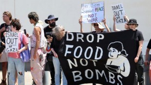 Linke Israelis haben gegen den Krieg im Gazastreifen und für einen Geisel-Deal mit der Hamas protestiert. (Bild: AFP)